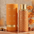 Maison Asrar Monarch by Maison Asrar 100ml EDP Unisex — Kotak silinder oren dan botol corak sepadan dengan aksen emas, dipamerkan bersama bunga kering dan batu mata harimau.