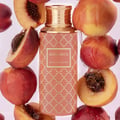 Monarch by Maison Asrar 100ml EDP Unisex — Botol minyak wangi berwarna pic dengan corak geometri emas dan penutup berjalur emas, dikelilingi buah pic segar yang dihiris dan sebiji dengan titisan air.