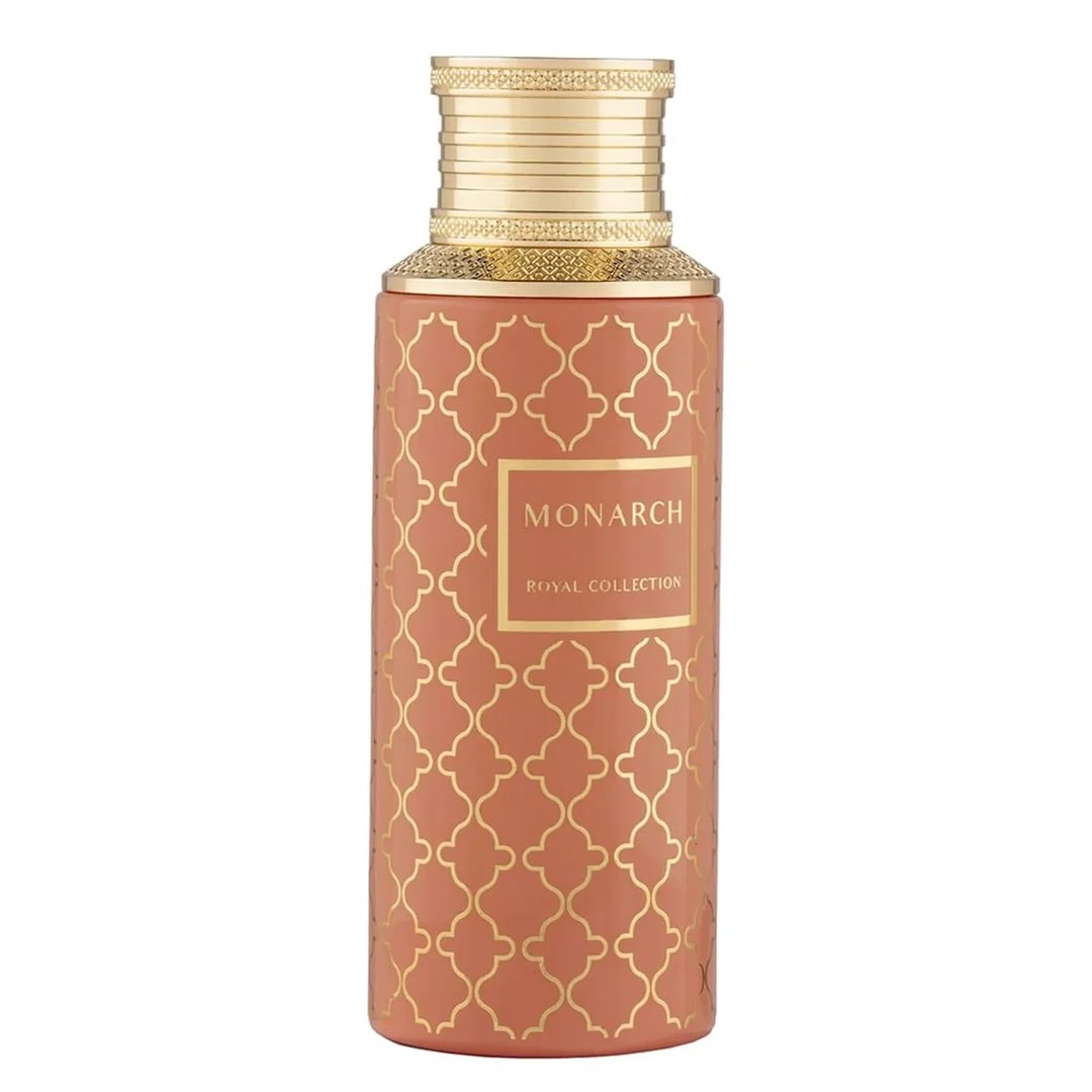 Maison Asrar Monarch by Maison Asrar 100ml EDP Unisex — Botol minyak wangi tinggi berbentuk silinder dengan badan berwarna terakota dan corak geometri emas berulang. Ia mempunyai penutup berlekuk emas dan label segi empat tepat emas dengan tulisan 'MONARCH' dan 'ROYAL COLLECTION' berwarna emas.