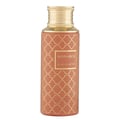 Maison Asrar Monarch by Maison Asrar 100ml EDP Unisex — Botol minyak wangi tinggi berbentuk silinder dengan badan berwarna terakota dan corak geometri emas berulang. Ia mempunyai penutup berlekuk emas dan label segi empat tepat emas dengan tulisan 'MONARCH' dan 'ROYAL COLLECTION' berwarna emas.