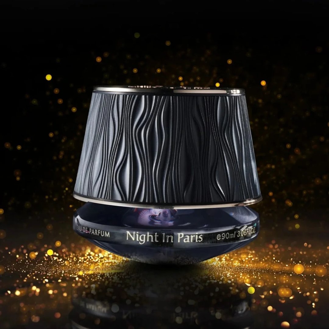 Maison Asrar Night In Paris by Maison Asrar 90ml EDP Unisex — Penutup hitam bertekstur seperti kap lampu di atas tapak gelap, memantul dengan kilauan emas dan lampu bokeh.