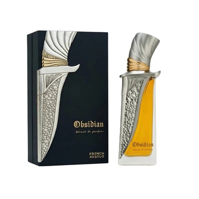 French Avenue Obsidian Eau De Parfum — Kotak hitam dengan rekaan keris perak yang indah bersebelahan botol minyak wangi yang sepadan dengan perincian perak bertekstur dan aksen emas.