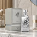 Zimaya Oscar Platinum by Zimaya 100ml EDP Unisex — Botol dan kotak perak yang sepadan dengan tekstur, kaligrafi Arab terimbas dan teks 'PLATINUM', dipamerkan di atas permukaan marmar dengan pencahayaan lembut.
