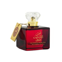 Ard Al Zaafaran Shams Al Emarat Khususi 100ml EDP Unisex - botol kaca merah gelap berbentuk petak dengan penutup kristal berkilauan dan tag emas tergantung di lehernya