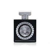 Lattafa Pride Wajood by Lattafa – 100 ml Eau de Parfum untuk Lelaki, botol minyak wangi hitam segi empat dengan lambang bulat perak berukir dan penutup perak bertekstur.