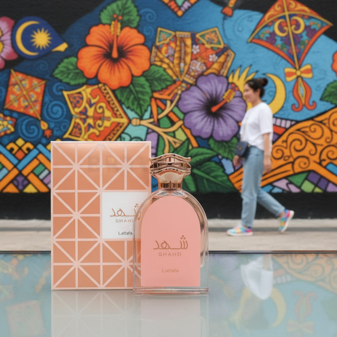 Shahd Lattafa di Pasar Seni dengan mural Malaysia