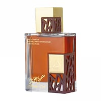 Lattafa Simply Oud by Lattafa 100ml EDP untuk Lelaki — Botol kaca jernih berisi cecair perang, penutup emas, dan hiasan ukiran kayu pada penutup dan tapak.