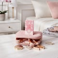 Yara Elixir dalam bag makeup pink, gaya lifestyle wanita Malaysia