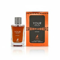 Maison Alhambra Your Touch Intense — Botol minyak wangi kaca jernih berisi cecair perang dan penutup perak berjalur, bersebelahan kotak oren dan hitamnya dengan rekaan rantai.