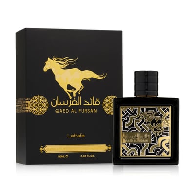 Lattafa Qaed Al Fursan 90ml untuk Lelaki — Kotak minyak wangi hitam dengan kuda emas dan tulisan Arab bersebelahan botol minyak wangi hitam dengan lambang kuda emas dan penutup hitam, di atas latar putih.