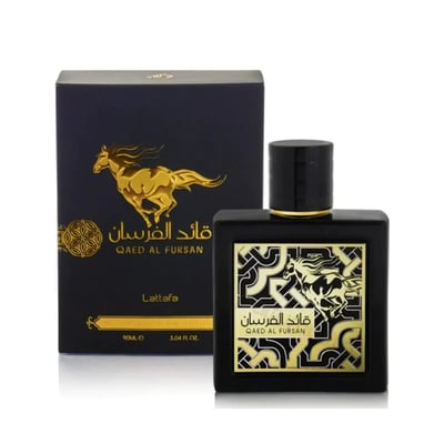 Lattafa Qaed Al Fursan Lattafa 90ml untuk Lelaki — Botol minyak wangi hitam dengan lambang kuda emas dan tulisan Arab, bersebelahan dengan kotak hitam dan emasnya.