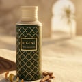 Regent by Maison Asrar 100ml EDP Unisex — Botol hijau corak geometri emas, penutup emas, atas pasir dengan kulit oren dan serpihan kayu