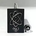 Lattafa Pride Tharwah Silver — Botol minyak wangi hitam dengan rekaan atom perak dan penutup sepadan, dipamerkan di latar belakang putih.