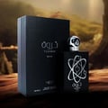 Lattafa Pride Tharwah Silver — Kotak dan botol minyak wangi hitam dengan rekaan atom perak, berlatar belakang landskap gurun yang kabur.