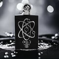 Lattafa Pride Tharwah Silver by Lattafa Pride 100ml EDP — Botol minyak wangi hitam dengan lambang seperti atom perak dan tulisan Arab, bertudung perak berhias api, latar belakang bokeh kabur.