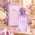 Alice by Grandeur 100ml EDP Women — Botol minyak wangi kaca bertutup ungu dengan tulisan 'Alice' skrip putih, bersebelahan kotak berteksturnya, dikelilingi mawar putih, lavender, dan mutiara.
