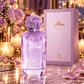 Grandeur Alice 100ml EDP Women — Botol minyak wangi kaca ungu berkerah kerinting dan penutup berlipat, bersebelahan kotaknya, dikelilingi lilin menyala dan bunga ungu.