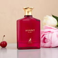 Maison Alhambra Avant Ruby Eau De Parfum 100ml — Botol kaca merah terang dengan penutup emas berkilat, dihiasi bunga merah jambu dan putih serta sebiji ceri di tepi