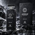 Grandeur Avenue New York 100ml EDP Lelaki — Botol dan kotak minyak wangi hitam bertakung air, di atas batu gelap yang basah.