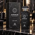 Grandeur Avenue New York by Grandeur 100ml EDP Men — Kotak dan botol wangian bercorak marmar hitam, diletakkan di atas permukaan marmar hitam yang memantul dengan latar belakang kabur.