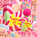 Grandeur Cotton Candy by Tubbees 50ml EDP Unisex — Botol minyak wangi dan kotaknya, kedua-duanya dihiasi corak berlingkar merah jambu dan putih serta grafik gula-gula kapas, terletak di atas permukaan merah jambu dikelilingi marshmallow dan gula-gula berwarna-warni.
