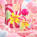 Grandeur Cotton Candy by Tubbees 50ml EDP Unisex — Botol minyak wangi dan kotaknya, kedua-duanya dihiasi corak pusaran merah jambu dan putih serta awan gula-gula kapas, terletak di atas permukaan merah jambu dikelilingi bebola kapas dan marshmallow gebu.