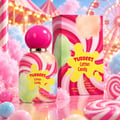 Grandeur Cotton Candy by Tubbees — Botol minyak wangi bertutup merah jambu dengan rekaan gula-gula kapas berpusar merah jambu, putih dan hijau, diletakkan bersebelahan kotak berjalurnya, dikelilingi gula-gula kapas gebu dan lolipop, dengan latar belakang karnival.