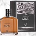 Grandeur Statement Man Eau De Parfum 100ml — A clear glass perfume bottle with amber liquid and a black cap sits in front of its black and silver zebra-patterned box. | Grandeur Statement Man Eau De Parfum 100ml — Botol minyak wangi kaca jernih dengan cecair ambar dan penutup hitam duduk di hadapan kotaknya yang