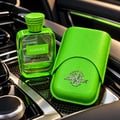 Kenz de Rasasi Hawas Apex Hybrid — Botol minyak wangi hijau terang dan sarung bertekstur sepadan dengan logo perak, dipamerkan di konsol dalaman kereta.