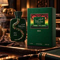RASASI Hawas Boa by Rasasi 100ml EDP — Botol hijau bertekstur dengan rekaan ular, bersama kotak hijau bertekstur sepadan, di atas dulang gelap dengan serpihan kayu dan asap.