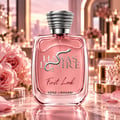Kenz de Rasasi Hawas Desire First Look — Botol minyak wangi merah jambu dengan lambang ular perak dan penutup bertekstur, dikelilingi bunga ros merah jambu dan kelopak di atas permukaan marmar.