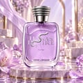Kenz de Rasasi Hawas Desire For Her — Botol minyak wangi kaca ungu dengan rekaan ular perak di hadapan, terletak di atas alas marmar berbingkai emas, dikelilingi bunga ungu dan kristal.