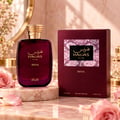 RASASI Hawas Diva — Botol minyak wangi plum gelap dengan penutup bertekstur emas diletakkan di atas alas marmar bersebelahan kotak plum sepadan, berhias label corak kulit ular merah jambu. Mawar merah jambu dan kelopak mengelilingi paparan.