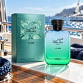 RASASI Hawas For Him La Mer — Kotak teal dan botol kaca biru-hijau gradien dengan penutup bertekstur hitam, dipamerkan di atas dek kapal layar dengan laut dan kapal layar di latar belakang.
