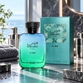 RASASI Hawas For Him La Mer oleh Rasasi 100ml EDP — Botol kaca gradien biru-ke-hijau dengan penutup hitam bertekstur, diletakkan di atas permukaan marmar bersebelahan kotak teal bermotif kulit ular. Tuala kelabu berlipat di sebelah kiri.