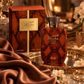 RASASI Hawas Private Dulce by Rasasi 100ml EDP — Botol dan kotak corak kulit ular, perincian emas, atas dulang emas bersama fabrik sutera dan bunga.