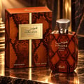 RASASI Hawas Private Dulce oleh Rasasi 100ml EDP — Kotak dan botol wangian corak kulit ular dengan aksen dan tulisan emas, dipamerkan di atas permukaan marmar.