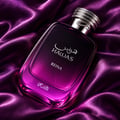 RASASI Hawas Reina by Rasasi 100ml EDP — Botol minyak wangi kaca segi empat dengan kemasan ungu ke jernih, diletakkan di atas fabrik satin ungu berlipat. Botol mempunyai tulisan perak Bahasa Arab dan Inggeris, serta penutup perak berhias.