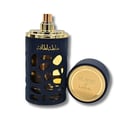 Lattafa Khalta Blend Of Lattafa Eau De Parfum 100ml - Botol minyak wangi gelap berlubang dengan penutup emas, diletakkan di sebelah penutupnya yang bersalut emas.