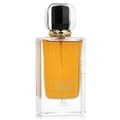 Maison Alhambra Leonie Intense — Clear glass perfume bottle with amber liquid, gold accents on the cap and neck, and embossed lettering on the front. | Maison Alhambra Leonie Intense — Botol minyak wangi kaca jernih dengan cecair ambar, aksen emas pada penutup dan leher, dan tulisan timbul di hadapan.