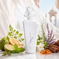 Lattafa Maahir Honor 100ml by Lattafa — A white perfume bottle with a horse head cap, surrounded by citrus fruits, mint, lavender, and amber resin. | Lattafa Maahir Honor 100ml by Lattafa — Botol minyak wangi putih dengan penutup kepala kuda, dikelilingi buah sitrus, pudina, lavender, dan resin amber.