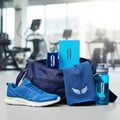 Afnan 9AM Dive by Afnan EDP 100 ml For Men — Set wangian bersama beg sukan biru, kasut biru, tuala biru dan botol air biru di gimnasium