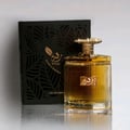 Ard Al Zaafaran Riqqa by Ard Al Zaafaran 100 ml EDP Men — Botol kaca bergaris dengan cecair keemasan, penutup dan label emas, berserta kotak hitam berukir daun di sebelah kiri, latar belakang putih.