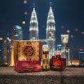 Ard Al Zaafaran Shams Al Emarat Khususi 100ml EDP Unisex — Kotak dan botol semburan wangian emas dan merah dengan latar belakang bandaraya malam yang diterangi lampu