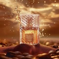 Lattafa Khamrah Qahwa by Lattafa 100ml EDP Unisex — Cecair keemasan dalam botol kaca berfaset jernih bertutup bertekstur, dikelilingi biji kopi dan pasir, dengan percikan cecair keemasan.