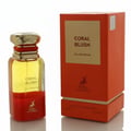 Maison Alhambra Coral Blush Eau de Parfum — Botol wangian Coral Blush bertutup emas dan tapak merah, bersebelahan kotak orennya beraksen emas, di atas latar putih.