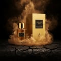 Maison Alhambra Exclusif Oud — Botol minyak wangi kaca berpenutup emas dan kotak emas sepadan dikelilingi kepulan asap keemasan, di atas latar belakang bumi retak yang gelap.