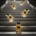 Maison Alhambra Exclusif Oud by Maison Alhambra 100 ml Unisex — Beberapa botol minyak wangi Exclusif Oud bertaburan dan jatuh menuruni tangga marmar yang megah, dengan percikan api beterbangan dari titik hentaman.