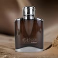 Maison Alhambra Expose Intense oleh Maison Alhambra – 100 ml Lelaki, botol minyak wangi kaca coklat bertutup perak, diletakkan di atas pasir dengan latar belakang kabur.