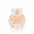 Maison Alhambra La Vita Maison Alhambra 100ml EDP Women — Botol minyak wangi kaca bulat corak berlian bertekstur, berisi cecair merah jambu, penutup emas, dan logo rusa.